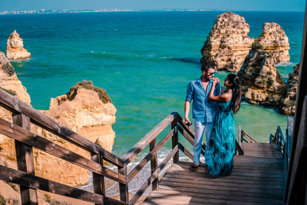 Paar macht romantischen Urlaub in Portugal