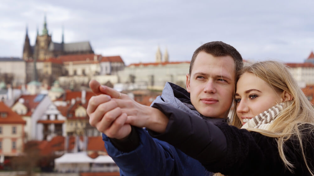 Junges Paar macht ein Selfie in Prag