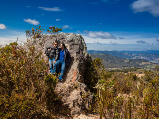 Paar macht Wanderung in den Anden