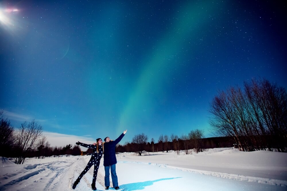 Paar beobachtet Aurora Borealis in Norwegen