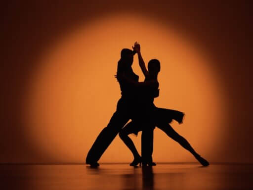 Paar tanzt Tango