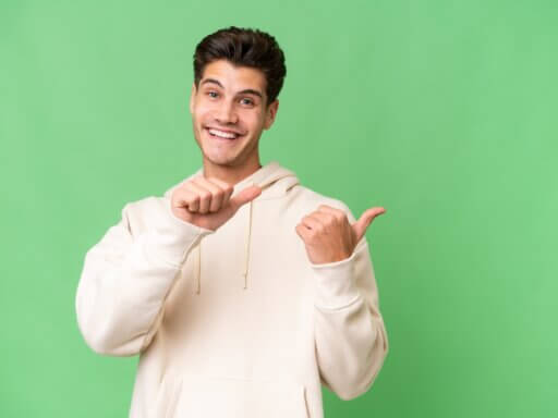 Ein junger Mann im Pulli