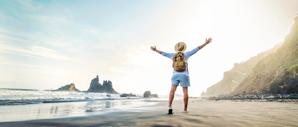 Mann auf Reisen am Meer