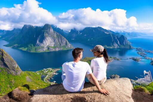 Paar auf Fjord in Norwegen