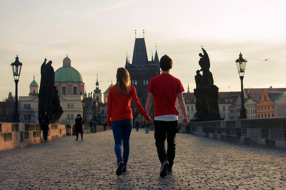 Paar hält Händchen in Prag