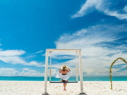 Junge Frau am Strand von Zanzibar