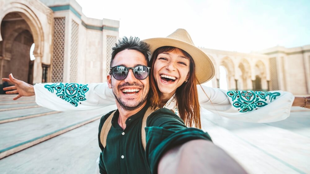 Junges Paar auf einer Reise durch Indien