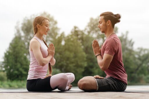 Paar macht Outdoor-Yoga