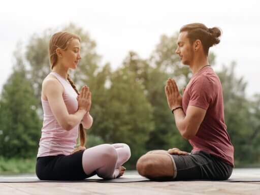Paar macht Outdoor-Yoga
