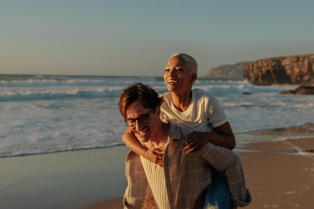 Verliebtes Paar am Strand